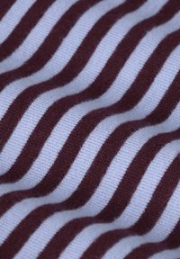 Tissu en coton avec des rayures horizontales alternées en marron et bleu clair. Texture douce avec une finition lisse et un léger élasticité.