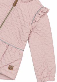 Lyserød børnejakke med små hvide prikker, frontlynlås, flæsedetalje på skulderen, elastiske manchetter og et lille logopatch nær kanten.