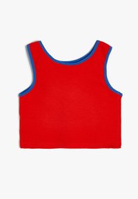 Röd ärmlös topp med ribbad textur, med blå kontrastkant längs halsringning och ärmhål. Fyrkantig form med rak nederkant.