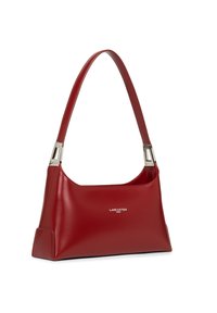 Sac à main en cuir rouge avec un design courbé, accents en matériel argenté et affichage du logo. Il dispose d'une bandoulière unique et d'un fond structuré.