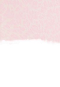 Dva nakrájené cibule a tři stroužky na dřevěném prkénku s texturovaným růžovo-bílým pozadím.