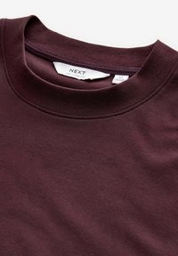 Bordeaux bomulds t-shirt med en afslappet pasform, der har en rund halsudskæring og glat tekstur. Etiket synlig med "NEXT" branding.
