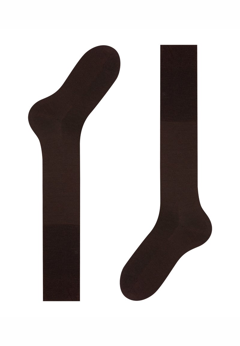 Dunkelbraune knielange Socken, flach liegend und aufrecht stehend präsentiert, die ihre Länge und das einfarbige Design vor weißem Hintergrund hervorheben.