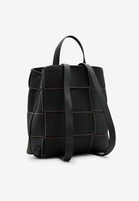 Černý kožený batoh s mřížkovaným vzorem, doplněný vícebarevným prošíváním. Obsahuje dvojité popruhy a strukturovaný obdélníkový tvar.