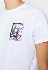 Brave Soul T-shirt estampada - optic white/multicolour