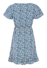 Robe fleurie avec un fond bleu, ornée de petites fleurs blanches et roses, manches courtes volantées, taille élastique et ourlet à volants.