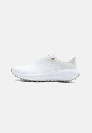 Witte atletieksneaker met een dempende zool, vetersluiting en een klein gouden logo aan de zijkant, getoond in zijaanzicht.