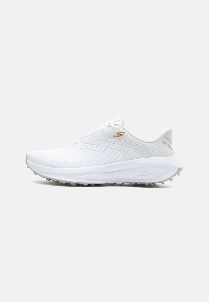 Baskets blanches de sport avec semelle rembourrée, design à lacets, et petit logo doré sur le côté, vues de profil.