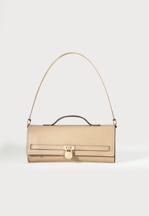 Beige læderclutch med tynd guldkæde, topgreb og forgyldt låsedetalje foran på ensfarvet hvid baggrund.
