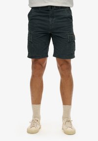 Mørkegrønne cargo shorts med flere lommer, et bælte og en afslappet pasform. Fremstillet af letvægts bomuldsstof med en textured finish.