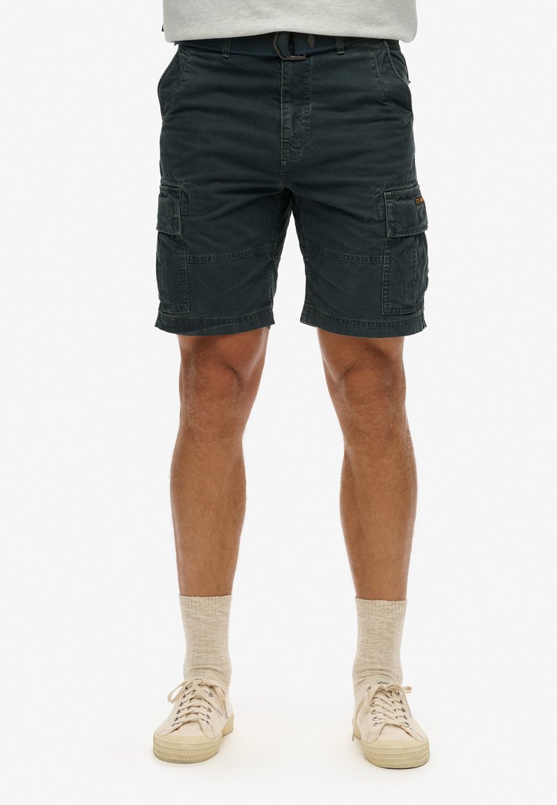 Mørkegrønne cargo shorts med flere lommer, et bælte og en afslappet pasform. Fremstillet af letvægts bomuldsstof med en textured finish.