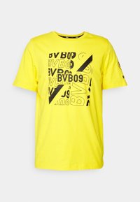 Camiseta de algodón amarilla con un gran diseño gráfico negro que incluye el texto "BV09" en varios estilos y una franja diagonal negra contrastante.