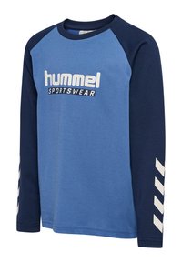 T-shirt à manches longues, corps bleu avec manches raglan bleu foncé, arborant un logo blanc "hummel SPORTSWEAR" et des accents chevrons blancs sur la manche.