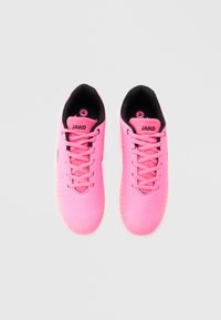 Ζευγάρι φωτεινά ροζ αθλητικά παπούτσια JAKO με κορδόνια, μαύρη εσωτερική επένδυση και διακριτικές κίτρινες λεπτομέρειες σε απλό λευκό φόντο.