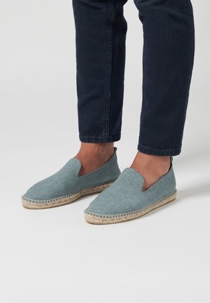 Espadrilles de color azul claro, tejidos, con diseño sin cordones y suela de yute natural, que cuentan con un upper texturizado y lados abiertos para mayor transpirabilidad.
