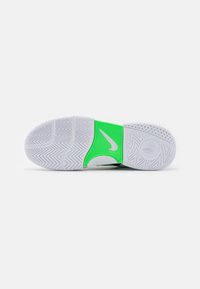 Nike Performance COURT LITE 4 - Tenisice za sve terene - white/poison green/black