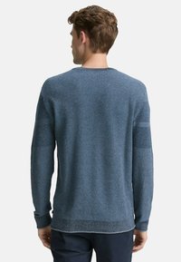 Blauer strukturierten Pullover mit langen Ärmeln, Rundhalsausschnitt und dezenten kontrastierenden Stichdetails an den Bündchen und am Saum.