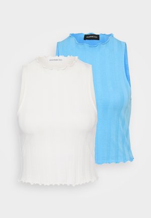 Kaks ilma varrukat topi: üks valge ja teine helesinine. Mõlemad on ribakujulise tekstuuriga, sakilise kaelusega ja keha lähedale lõigatud disainiga.