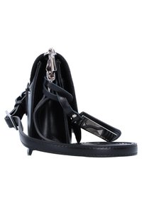 Borsa a mano in pelle nera con finitura lucida, caratterizzata da accessori in metallo argentato, una tracolla e un'apertura superiore che rivela il compartimento interno.