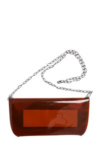 Transparente orangefarbene Kunststoff-Clutch mit einem rechteckigen band, silberner Kettenriemen und glänzender Oberfläche. Einfacher Stil ohne Muster oder Hardware-Details.