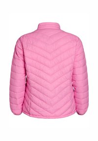 Rosa gesteppte Jacke mit Chevron-Muster, mit Stehkragen und langen Ärmeln. Der Stoff wirkt glatt und leicht.