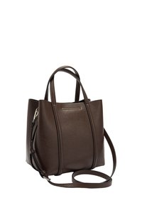 Brązowa torba na ramię z podwójnymi górnymi uchwytami i odpinanym paskiem na ramię; posiada pionowe przeszycia i gładką fakturę.