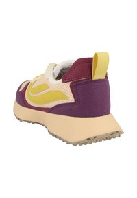 Flerfärgad sneaker med ett mesh- och mockaskinnsöverdel i gul, lila och beige; har en formad häl och en texturerad gummisula.