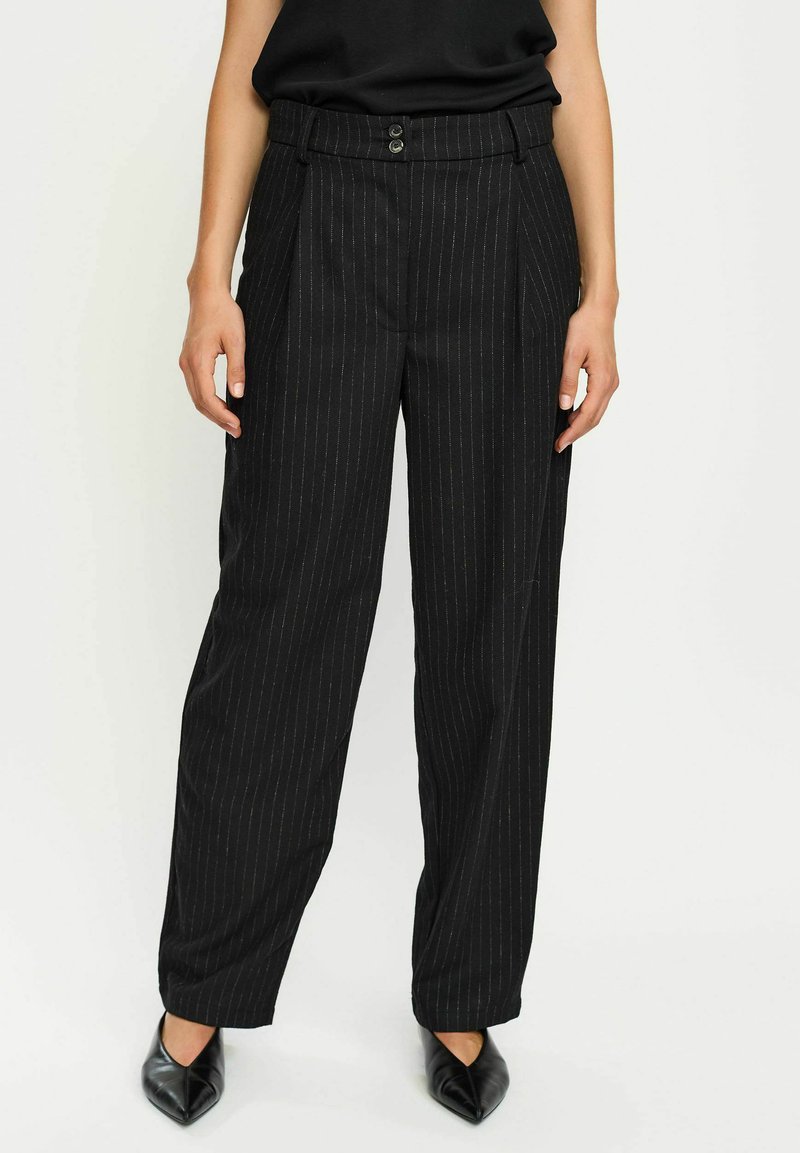Zwarte gestreepte broek met een hoge tailleband, twee knopen en een relaxte fit. Draag het met puntige zwarte hakken voor een complete look.