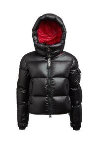 Giacca a sacco nera con finitura lucida, fodera della cappuccio rossa, zip frontale, tasche laterali con zip e piccolo taschino sulla manica sinistra.