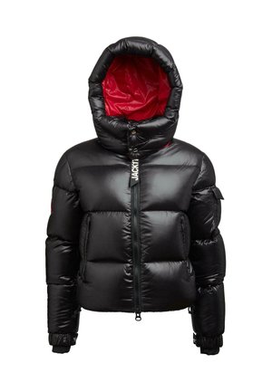 Musta puffatakki kiiltävällä pinnalla, punaisella hupun vuorilla, edessä vetoketju, vetoketjulliset sivutaskut ja pieni tasku vasemmassa hihassa.