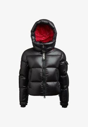 Czarna kurtka puchowa o błyszczącym wykończeniu, czerwona podszewka kaptura, zamek błyskawiczny z przodu, kieszenie boczne na zamek oraz mała kieszonka na lewym rękawie.