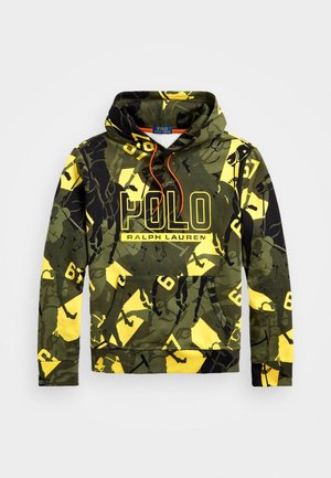 Zielono-żółta bluza z kapturem w kamuflaż z napisem "POLO Ralph Lauren", pomarańczowymi sznurkami, przednią kieszenią i abstrakcyjnymi wzorami graczy polo.