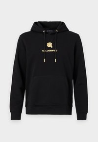 Felpa nera con cappuccio realizzata in tessuto morbido, dotata di tasca frontale, polsini a costine e dettagli in oro con logo stampato sul petto.