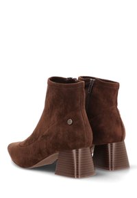 Botines de ante marrón con punta afilada, que cuentan con cierre de cremallera y un tacón bloque decorado con un estampado para añadir textura y detalle.