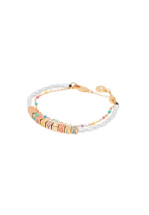 Bracelet en or et perles mettant en avant des lettres colorées formant le mot "IMBAYLOLA", avec des chaînes délicates et des perles d'accent vives.