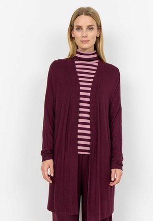 Maroon cardigan dengan bagian depan terbuka dan lengan panjang di atas turtleneck bergaris merah muda dan ungu. Kain yang halus dan lembut dengan potongan santai.
