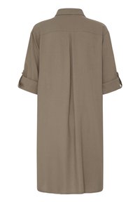 Robe chemise longue kaki avec manches retroussées et pli creux inversé au centre du dos.