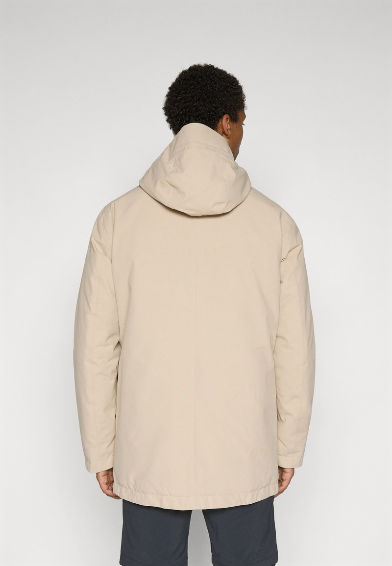 Beige geïsoleerde jas met een capuchon, met een recht model en subtiele naden, gemaakt van een glad, weersbestendig materiaal.