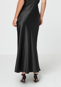 Next TAILORED - Maxinederdele - black