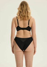 Czarny zestaw bielizny zawierający biustonosz z regulowanymi ramiączkami i teksturowanym tyłem. Majtki z wysokim stanem z delikatnym wzorem z tyłu.