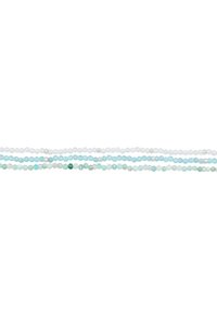 Multi-strengs perlekæde med gennemsigtige turkise og hvide perler, blandet med små sølvdetaljer og varierende former.