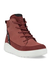 Scarpa alta bordeaux realizzata con una combinazione di materiali lisci e scamosciati, suola in gomma bianca e dettagli neri con marchio sui lati.