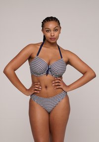 Bikini z pasiastym wzorem w kolorze granatowym i białym, z dekoltem w serek i wysokim stanem, wykonany z gładkiego materiału.