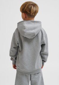 Grau Hoodie aus weichem Stoff, mit lockerer Passform, gerippten Bündchen und Saum sowie einer großen Kapuze auf der Rückseite.