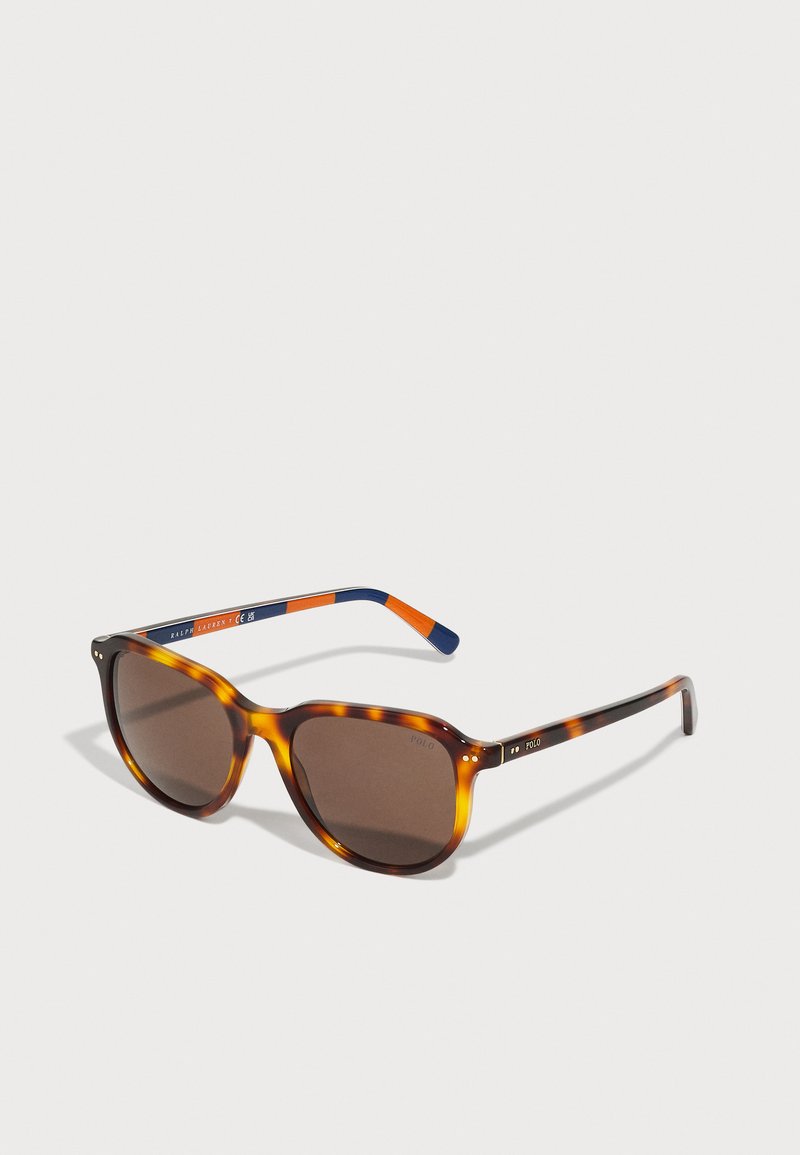 Schildpaddemønstrede solbriller med brune linser, firkantet form og blå-oransje stripede tempelakenter. Inkluderer logodetalj på rammen.