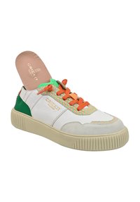 Witte leren sneaker met groene accenten, een gestructureerd meerkleurig ontwerp op het bovenwerk, oranje veters en een geribbelde beige zool. Heeft een logo aan de zijkant.