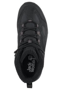 Zapato de senderismo negro con parte superior sintética texturizada, cierre de cordones, cuello acolchado y logo en la plantilla. Suela de goma para tracción.