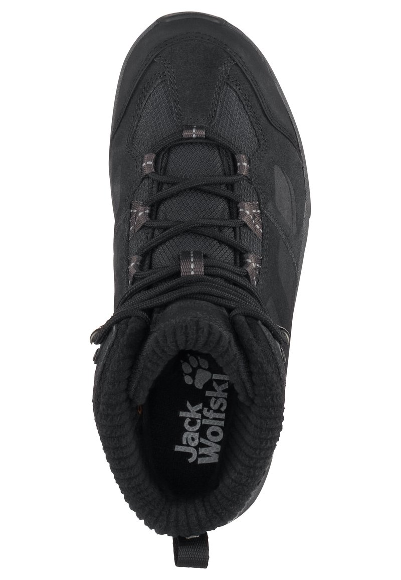 Chaussure de randonnée noire avec dessus synthétique texturé, fermeture à lacets, col rembourré et logo sur la semelle intérieure. Semelle en caoutchouc pour l'adhérence.