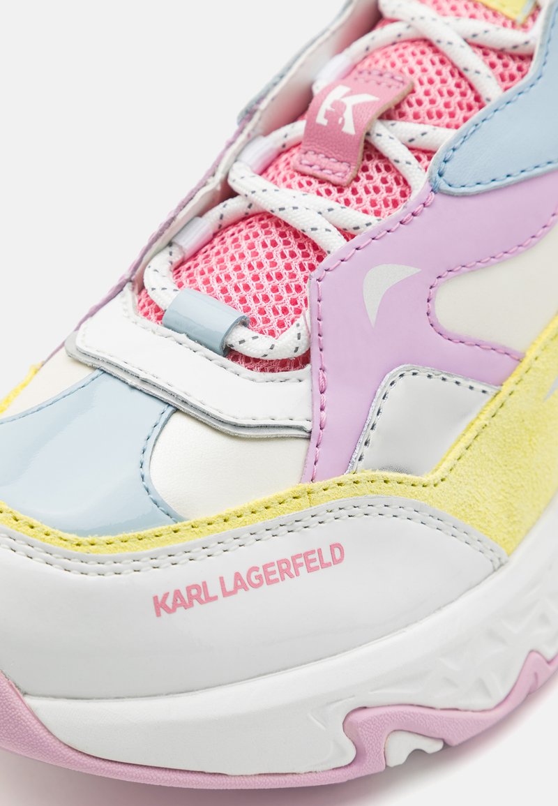 Sneaker mit einer Mischung aus Pastellfarben: Hellblau, Pink und Gelb, mit strukturiertem Mesh und Wildlederakzenten. Enthält auffällige Markenkennzeichnung.