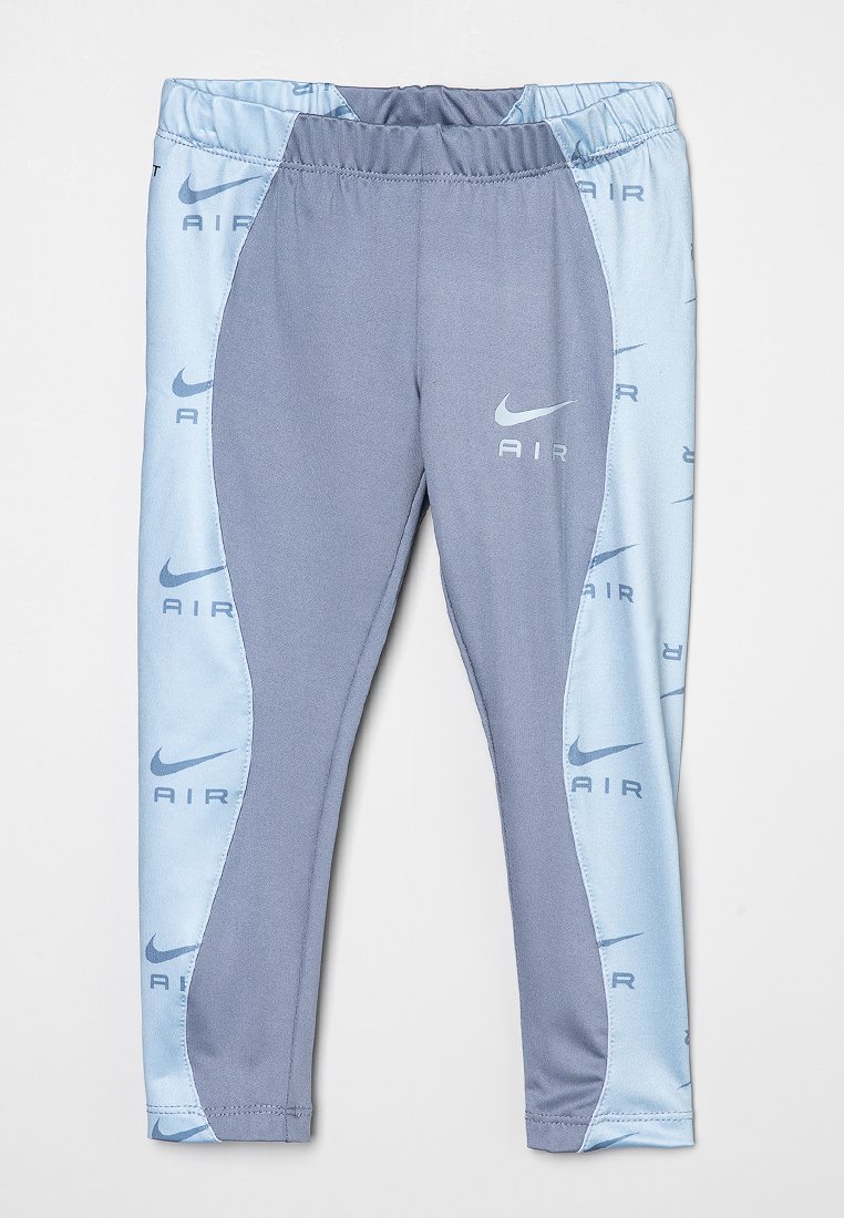 Leggings Nike avec un design gris et bleu clair. Texture douce avec "AIR" imprimé sur les côtés et une taille élastique. Coupe ajustée.